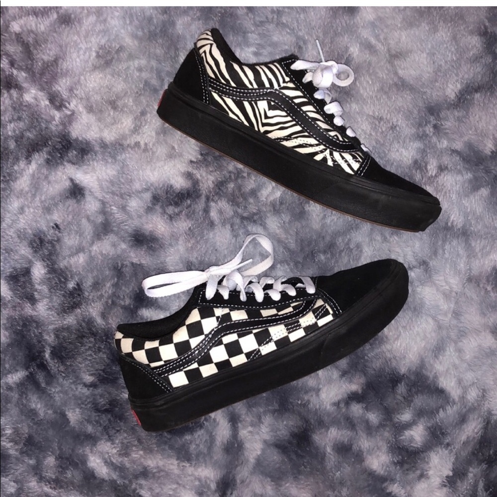 Zebra and checkered Vans 🖤🤍